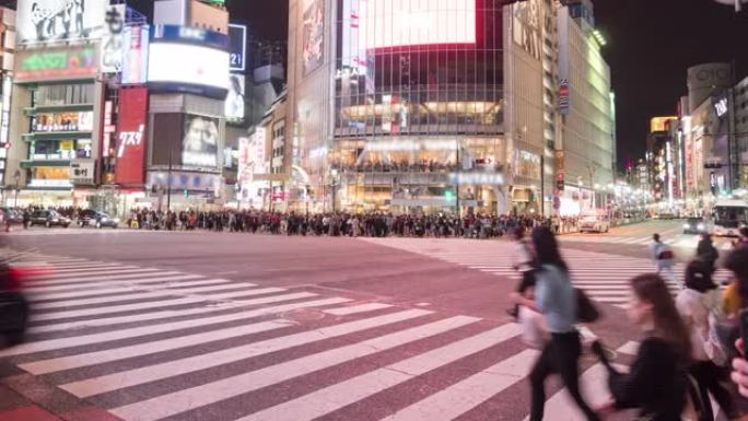 涩谷斑马线拥挤人群及汽车交通运输夜间穿越路口