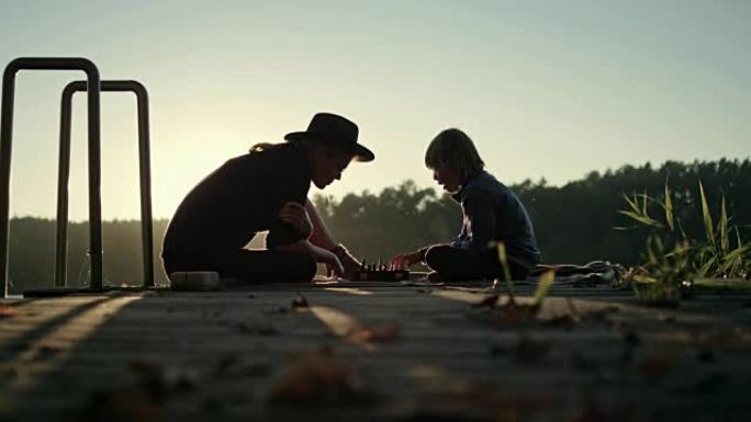 母子俩在一个湖码头下棋