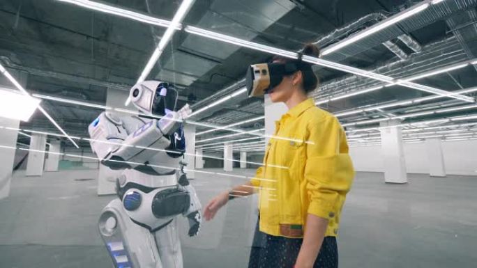 类人机器人正在触摸一只戴着VR眼镜的女人的手