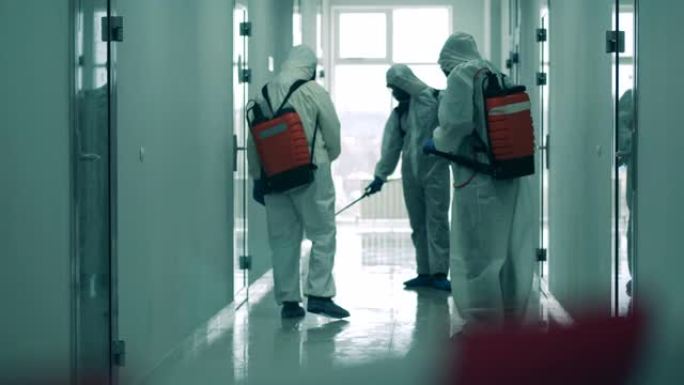 走廊正在被检查员用化学药品清洗。冠状病毒，新型冠状病毒肺炎概念。