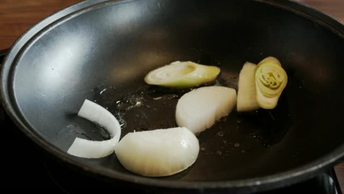 4k Dci日本料理的镜头，寿喜烧牛肉，葱在平底锅上搅拌和油炸