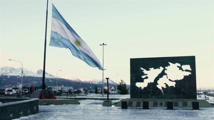 阿根廷乌斯怀亚的纪念碑和阿根廷国旗。