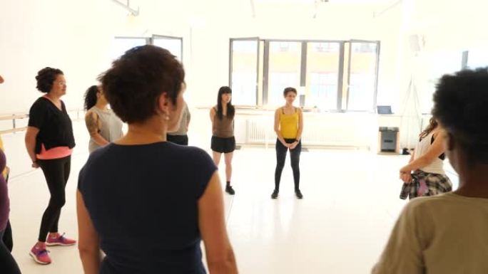 女教师在课堂上展示舞蹈动作