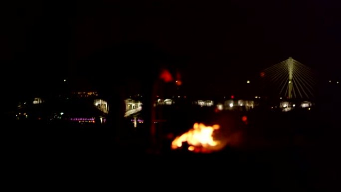 孤独的人在河边燃烧篝火