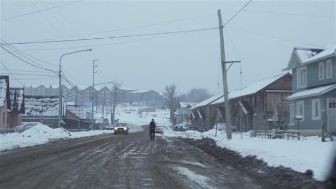 穿过挡风玻璃的道路，到达阿根廷火地岛的乌斯怀亚。