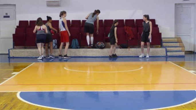 女篮运动员走上球场开始训练