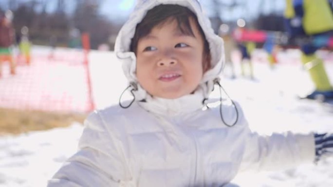 旅游妇女和儿童在雪地里玩耍