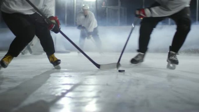 一群打冰球的人冰上运动滑冰鞋激烈对抗
