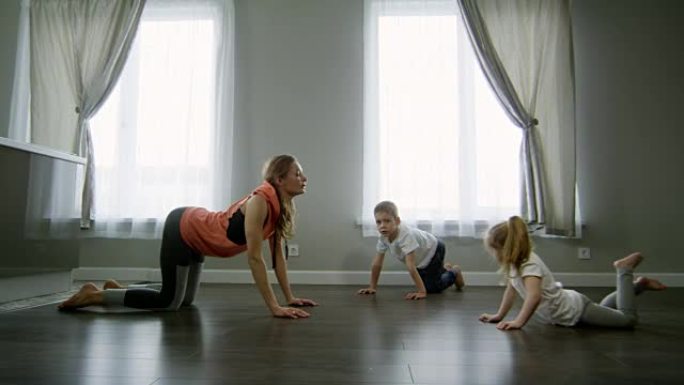 母亲和孩子做瑜伽伸展运动
