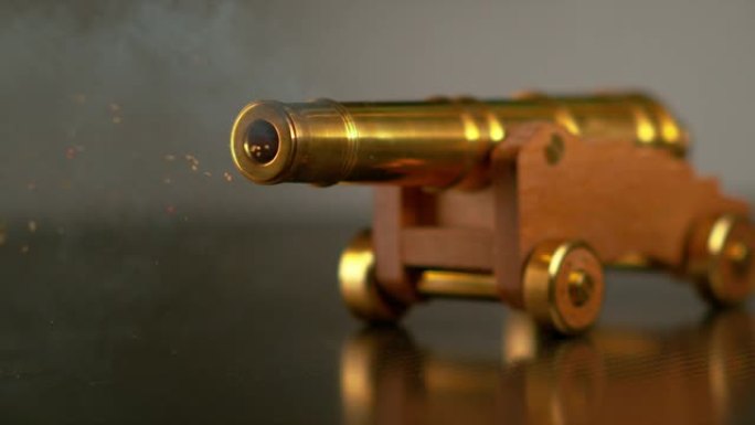 MACRO，doff: 老式黄铜玩具加农炮向整个房间射击一个小炮弹。