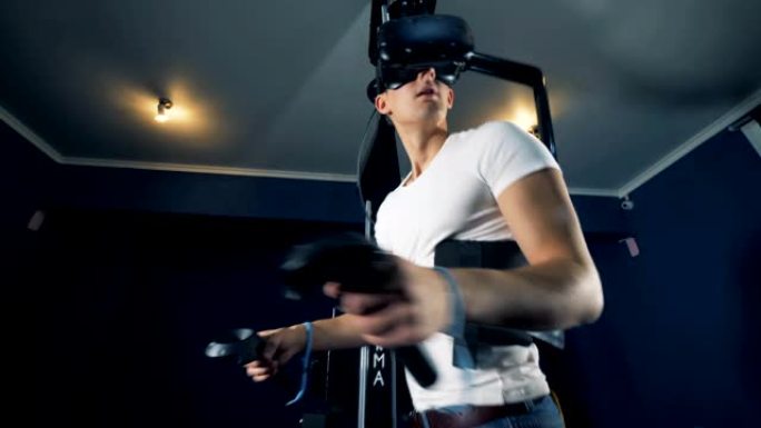 虚拟现实平台和一个年轻人在游戏过程中使用它。虚拟现实游戏概念。
