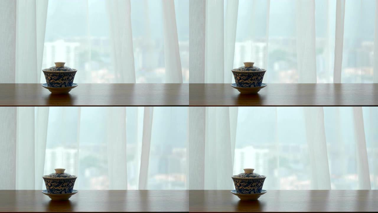 窗边桌上的中国茶杯