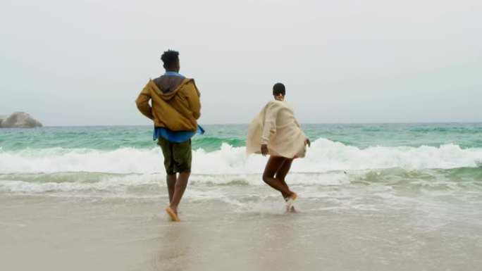 非裔美国夫妇在海滩上玩得开心4k