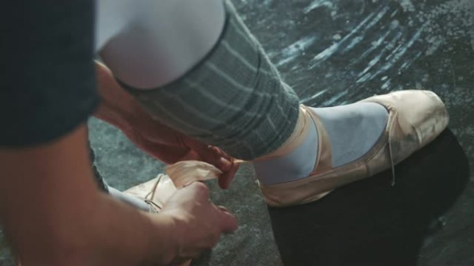 芭蕾舞演员在工作室系鞋带
