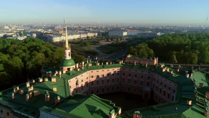俄罗斯圣彼得堡中心: 夏季晨曦中的圣迈克尔