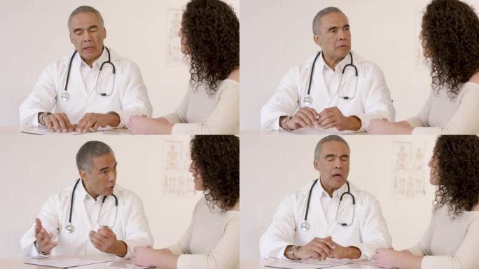 老年男性医生与女性患者交谈
