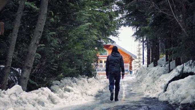 人带着积雪走到家