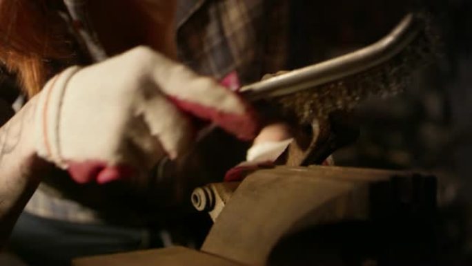 车间车库里的女人清理器具