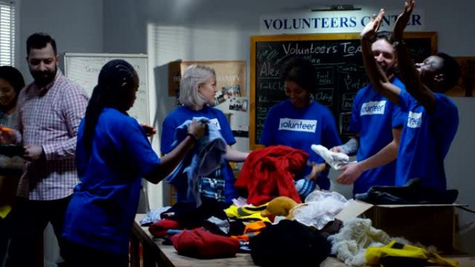 志愿者团队打包衣服