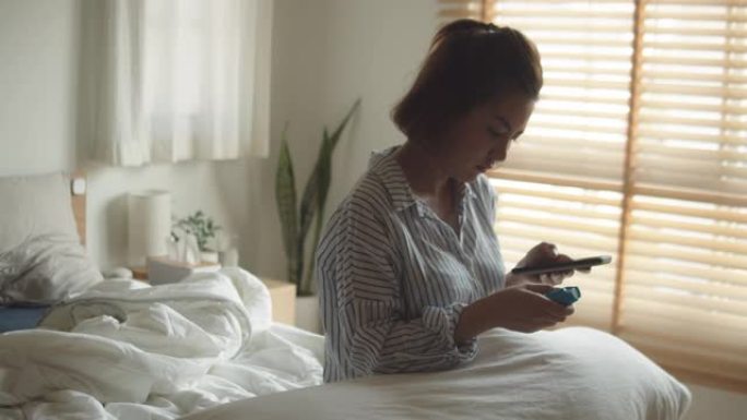 年轻女子拿着止痛药药瓶阅读处方