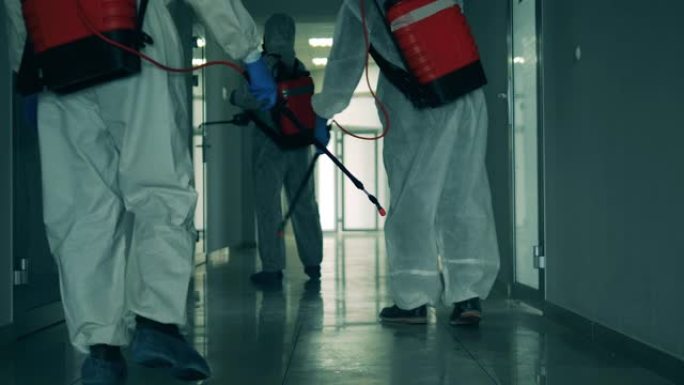 专家正在对走廊进行化学清洗。冠状病毒，新型冠状病毒肺炎概念。