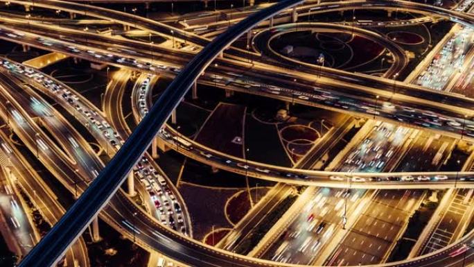 天桥、地铁和城市交通的T/L ZI鸟瞰图，黄昏到夜晚的过渡/迪拜，阿联酋