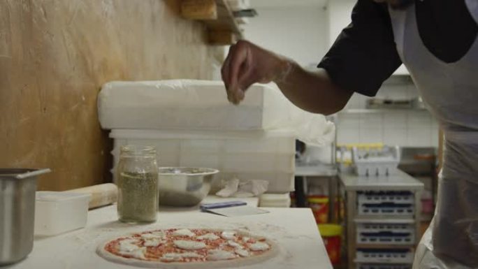 混合种族男子制作披萨