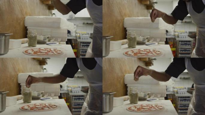 混合种族男子制作披萨
