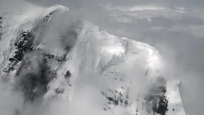 德纳利山国家公园史诗般的空中山脉和积雪