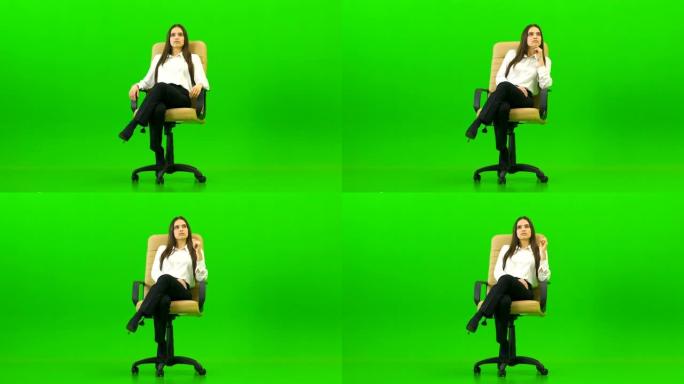 办公室椅子上的女人在绿色背景上说话