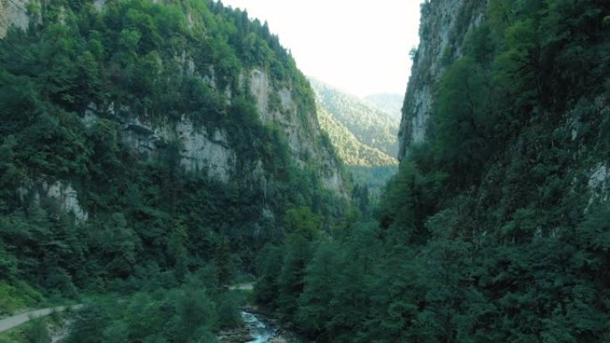 巨大的悬崖之间的峡谷中令人惊叹的通道