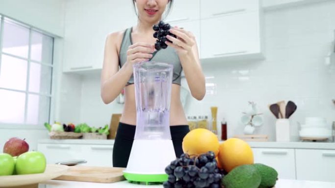 4K UHD: 女人在厨房准备水果冰沙。