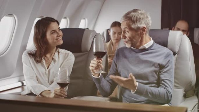 同事在公司飞机上享受葡萄酒