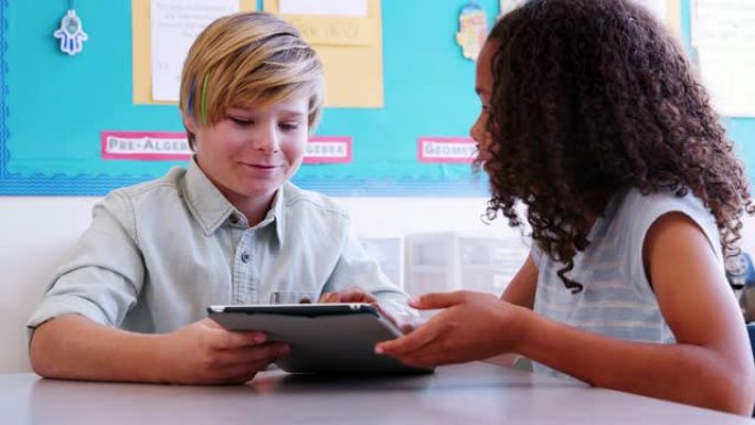 两名小学生在一堂课上使用平板电脑