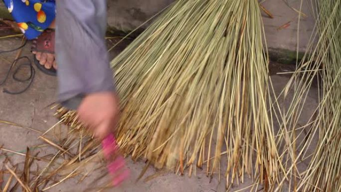 越南工匠制作垫子干活劳动