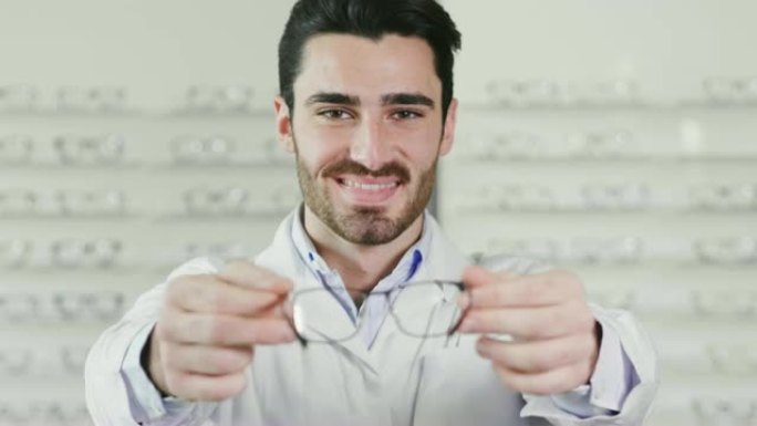眼科医生在光学中心为客户做视觉检查的肖像。给病人试试眼镜。