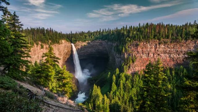Helmcken瀑布位于加拿大不列颠哥伦比亚省威尔斯格雷省立公园