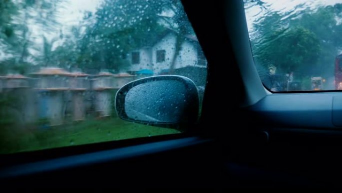 电影中拍摄，在大雨下从车窗内驶过斯里兰卡小镇的后视镜上观看。