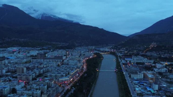 晚上山上的小城市傍晚蓝调夜景风景风光