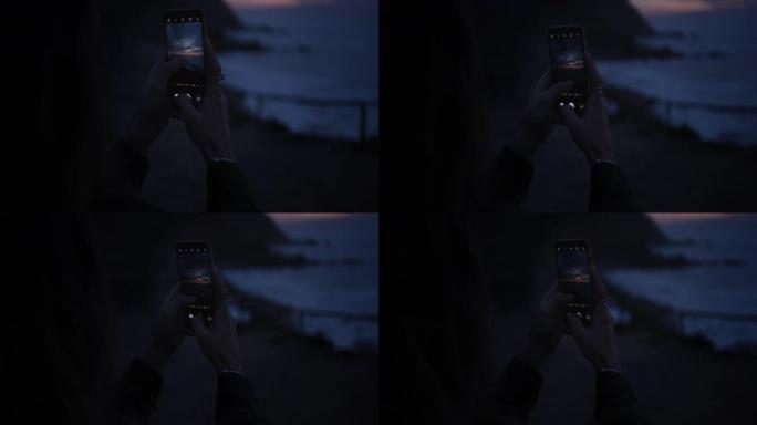 在海滩上用智能手机拍照的女人