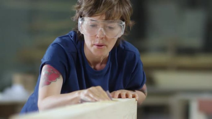 女木工打磨木材女木工打磨木材