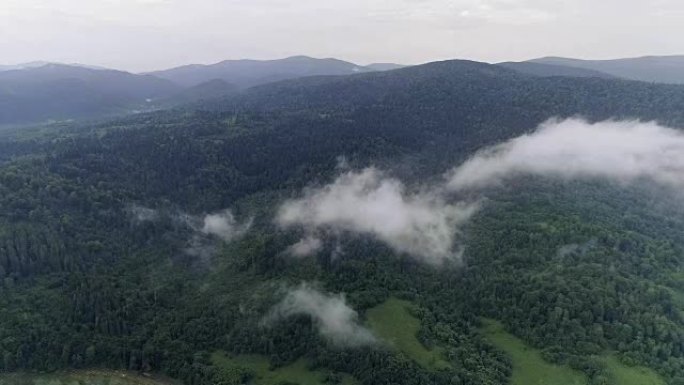 云景。有河的山地景观。鸟瞰图