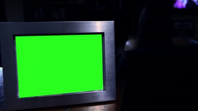 黑暗中绿屏的相框。