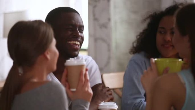 快乐的非洲人开心地笑着和多种族朋友聊天