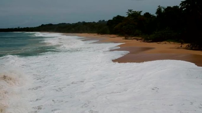 热带岛屿海岸线。白色的海滩和碧绿的水。鸟瞰图