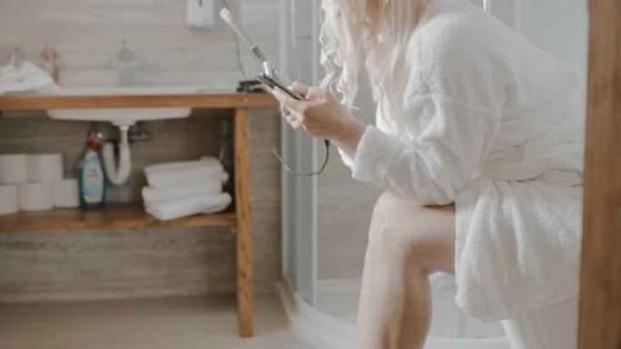 DS女人在使用手机时卷曲头发