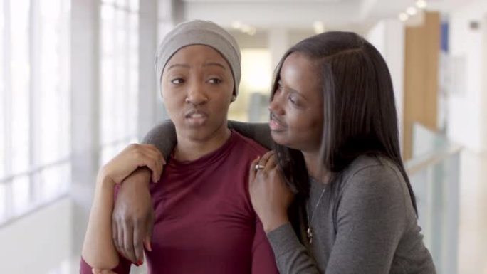 患有癌症的黑人妇女与姐姐共度时光