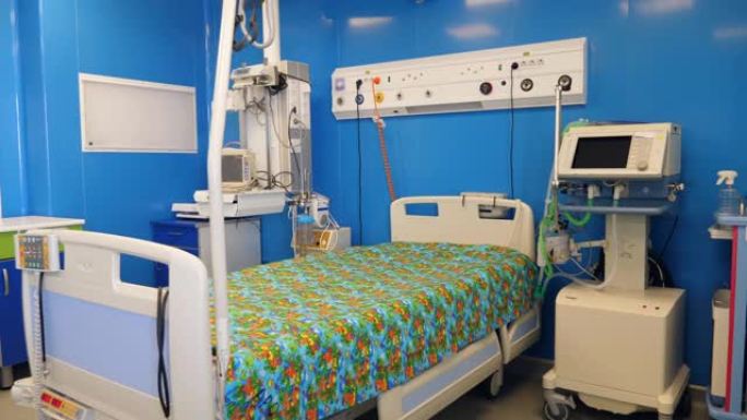 医院配有机器和床的病房。