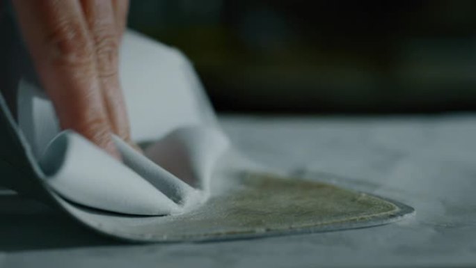 鞋匠在鞋厂使用专业机器将皮革固定在鞋上的肖像。