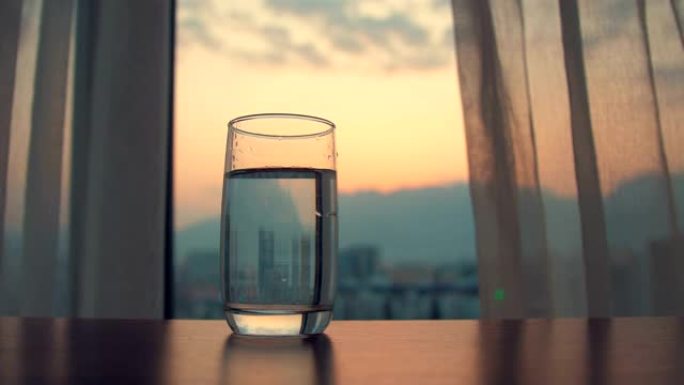 早上桌上的一杯水饮用玻璃、4k分辨率、表